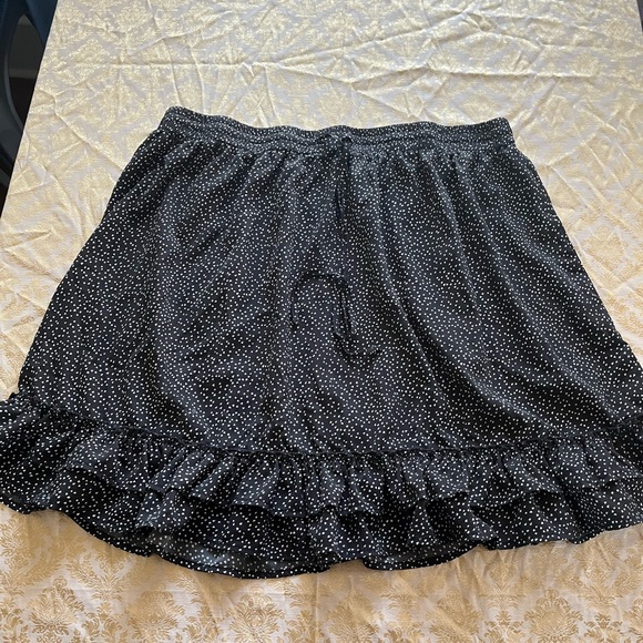 4XL Shein Curve Black and White Dots Drawstring Ruffle Mini Skirt - Picture 6 of 6